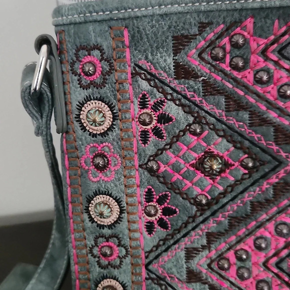 - P&G Tribal Print Crossbody Bag - Picture 3 of 10